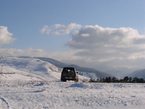 iarna, in excursie cu jeep-ul