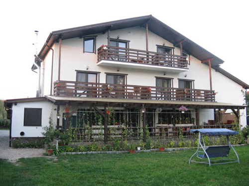 pensiunea vazuta din gradina